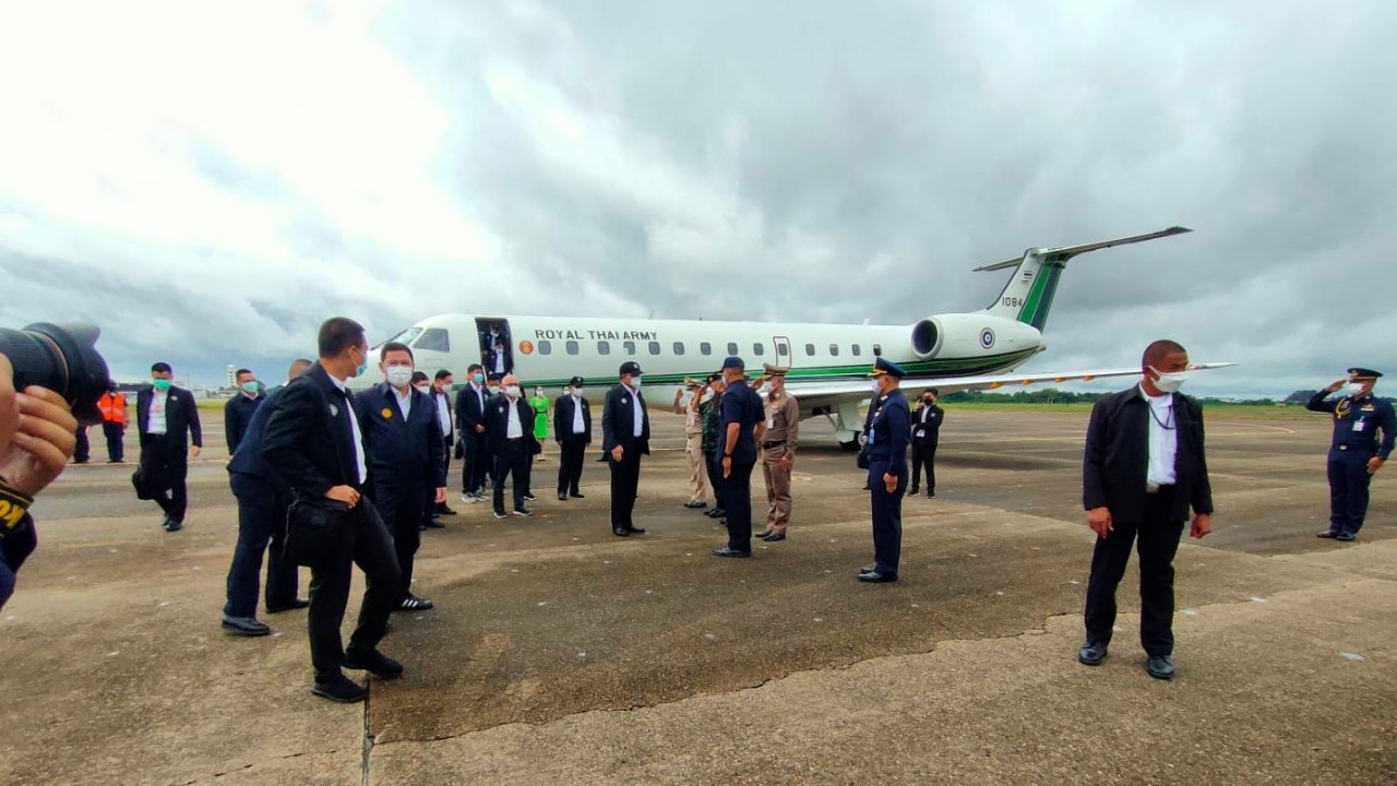 นายกฯ ลงพื้นที่อุบลราชธานี คอหวยแห่ส่องเลขเครื่องบิน