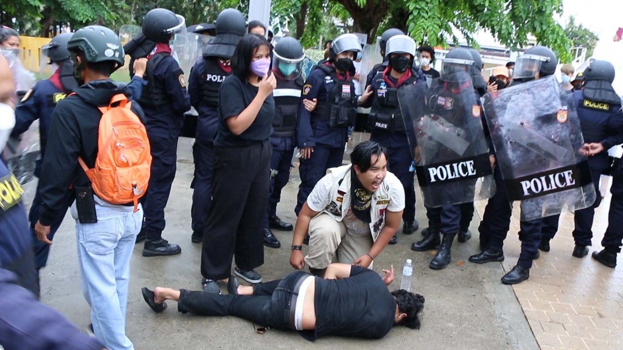 ม็อบไล่ "ลุงป้อม" อ่วม ตร.ขอนแก่น เปิดคลิปแจ้งเอาผิดทำร้าย จนท.