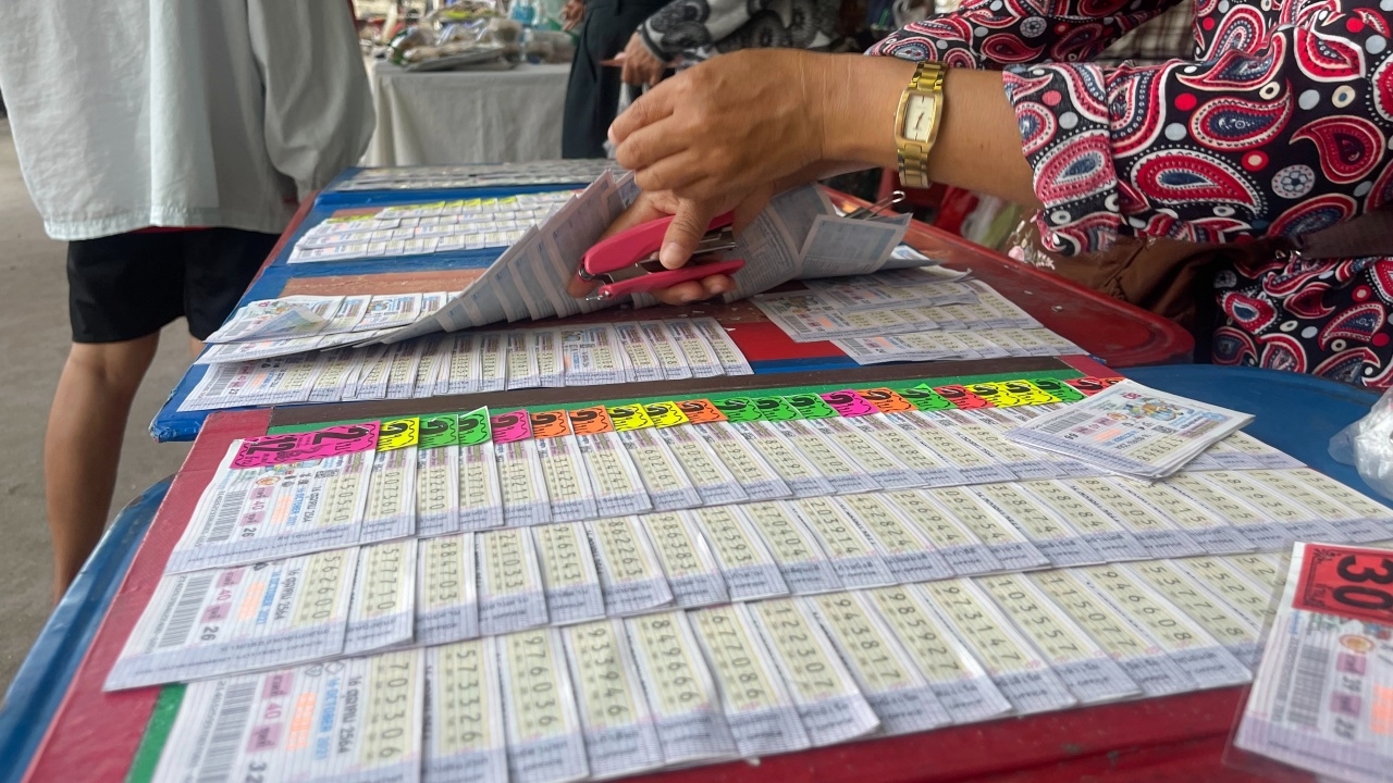 คอหวยกว้านซื้อ "เลขเด็ด" แม่น้ำหนึ่ง กับ ทะเบียนรถนายกฯ เกลี้ยงทุกแผง