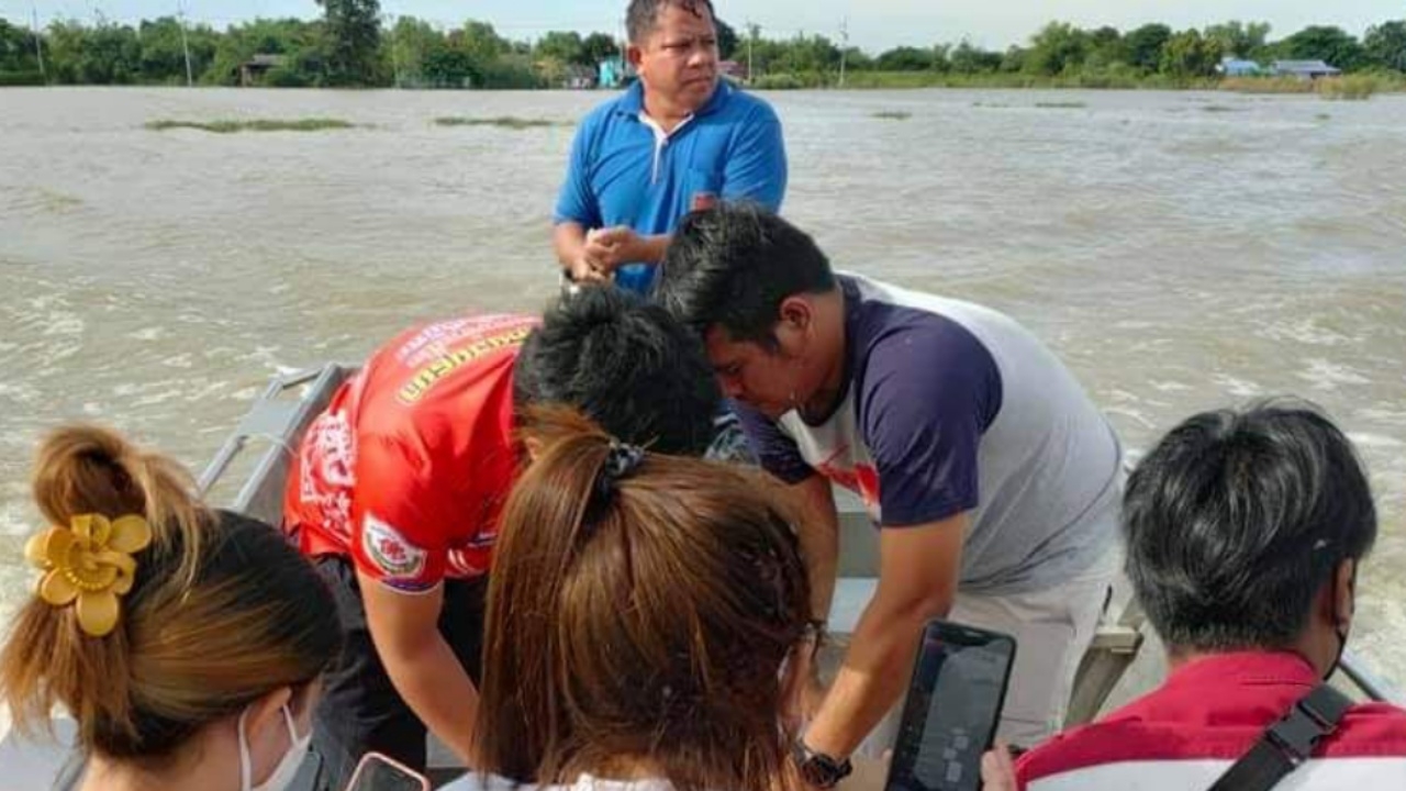 เศร้า ด.ช.7 ขวบมาเยี่ยมปู่ย่าถูกน้ำท่วม พลัดตกจากหน้าบ้านจมน้ำดับ