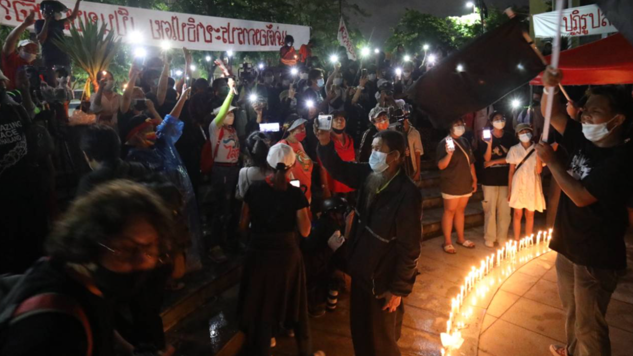 "ทะลุฟ้า" ปราศรัย-จุดเทียนรำลึก 14 ตุลาฯ ก่อนยุติชุมนุม-ตร.ตรึงกำลังเข้ม