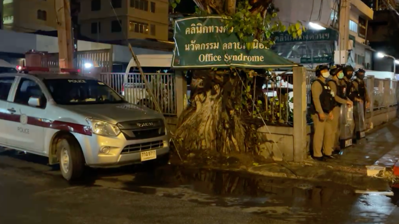 ค่ำคืน 14 ตุลา ยังเงียบสงบ ตร.ตรึงกำลัง แยกดินแดง ไร้เหตุรุนแรง 