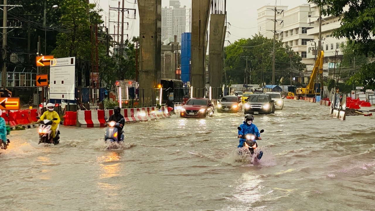 ฝนถล่ม 2 ชั่วโมง ท่วมถนนงามวงศ์วาน แยกแครายรถติดยาว 