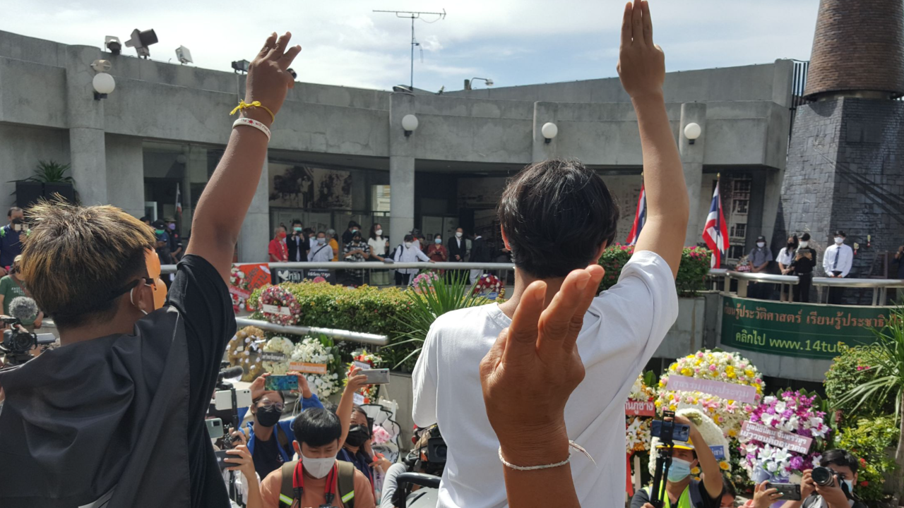 งานรำลึก 14 ตุลา 64 เจอป่วน "ทะลุฟ้า" ยกพวกติดป้ายปฏิรูป ถูกจี้เอาออก