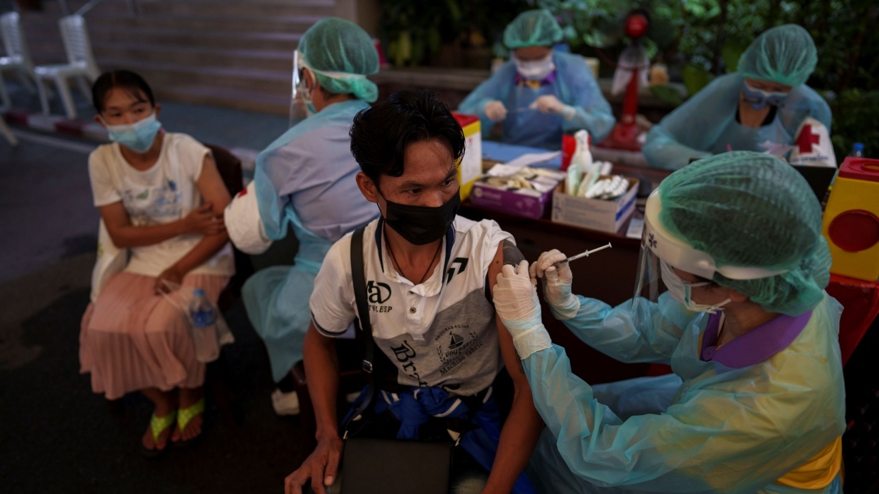 หมอธีระ ชี้ 4 จุดเปราะบาง โควิดในไทย ตัวกำหนดผลลัพธ์ปลายปี