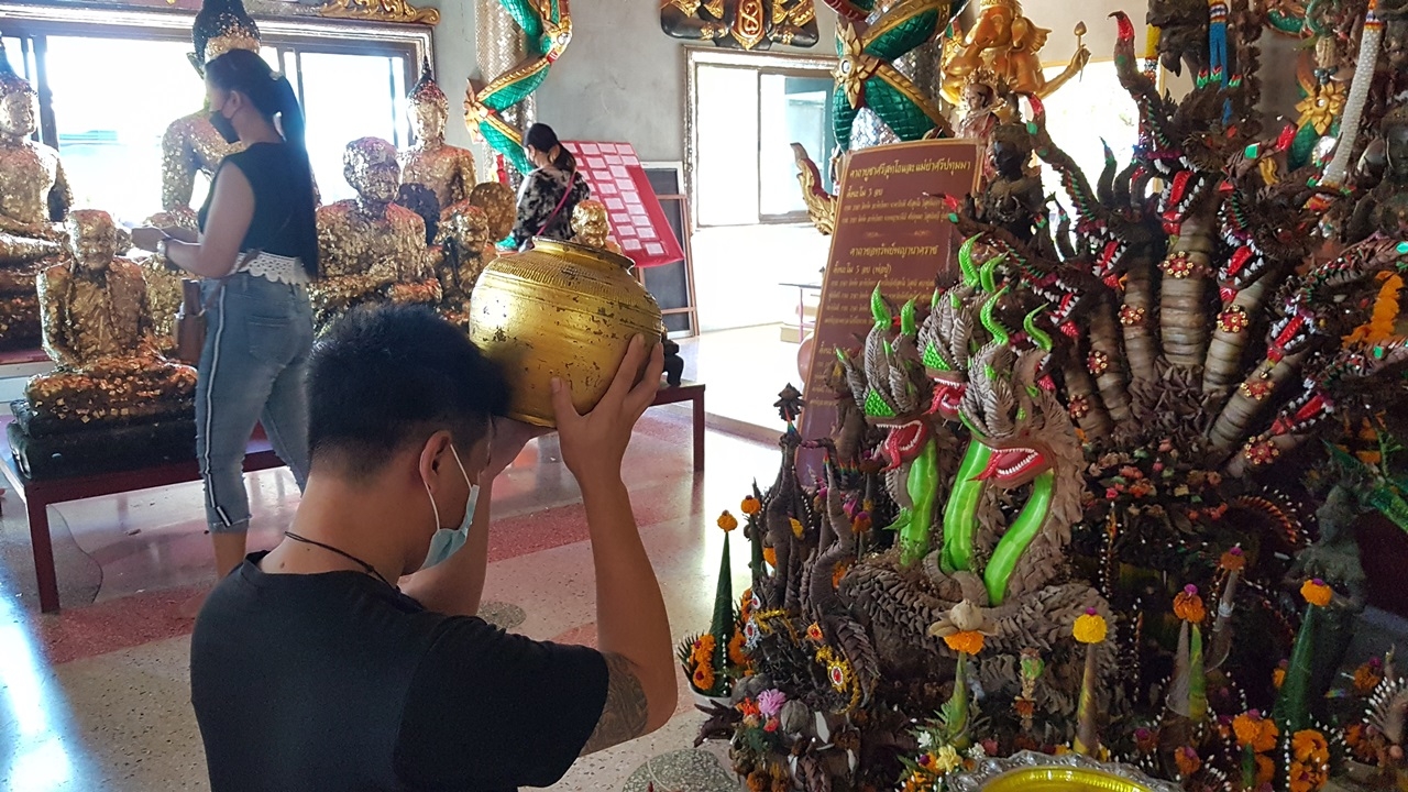 คอหวยส่อง "เลขเด็ด" ล้วงไข่ไหทองคำ หน้าพ่อปู่ศรีสุทโธ ลุ้นโชคงวด 16/10/64