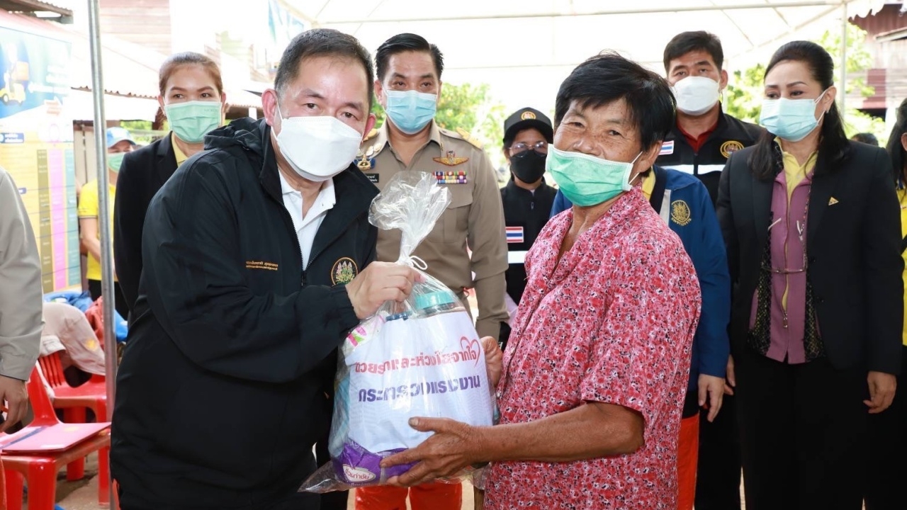 กระทรวงแรงงาน ลงพื้นที่มอบถุงยังชีพผู้ใช้แรงงาน ประสบอุทกภัยกว่า 200 ชุด