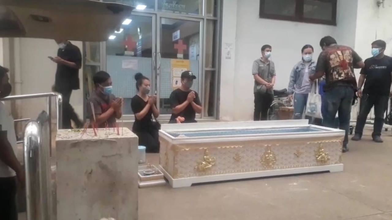 รับศพหนุ่มพลเมืองดี โดนเก๋งเมาขับชนดับ บรรยากาศสุดเศร้า พ่อแม่เป็นลมล้มพับ