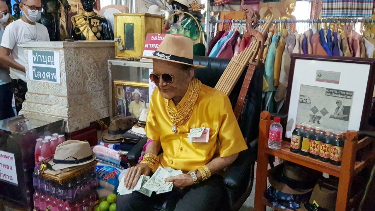 มาแล้ว "เลขเด็ด" อ่างน้ำมนต์ "ตาทอง งิ้วราย" คอหวยแห่ส่องลุ้นโชค 16/10/64