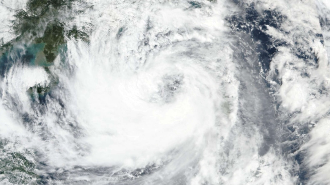 สะพรึง พายุโซนร้อน คมปาซุ มาแล้ว จ่อขึ้นฝั่งถล่มเวียดนาม สปป.ลาว ไทย