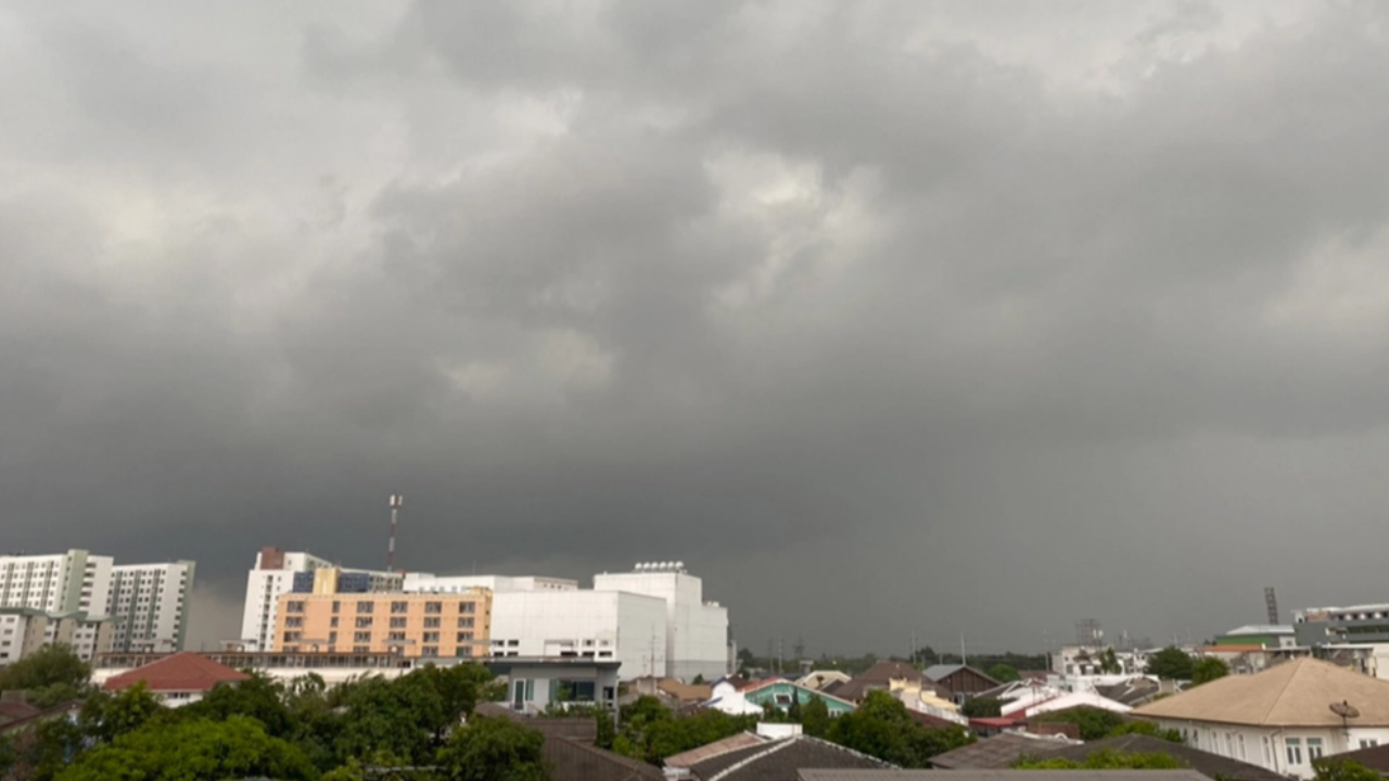 สภาพอากาศวันนี้ "ฝนถล่ม" เตือน 45 จว.เสี่ยงจม ทะเลคลั่งคลื่นลมแรง