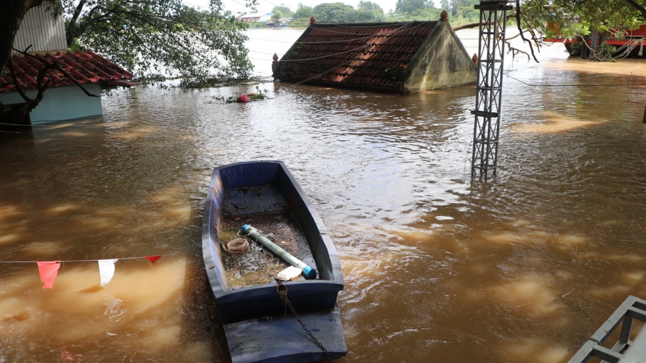 พระ เณร วัดที่อ่างทอง ขนกระสอบทรายอุดรอยรั่วผนังกั้นน้ำ หลังน้ำเจ้าพระยาสูงขึ้น