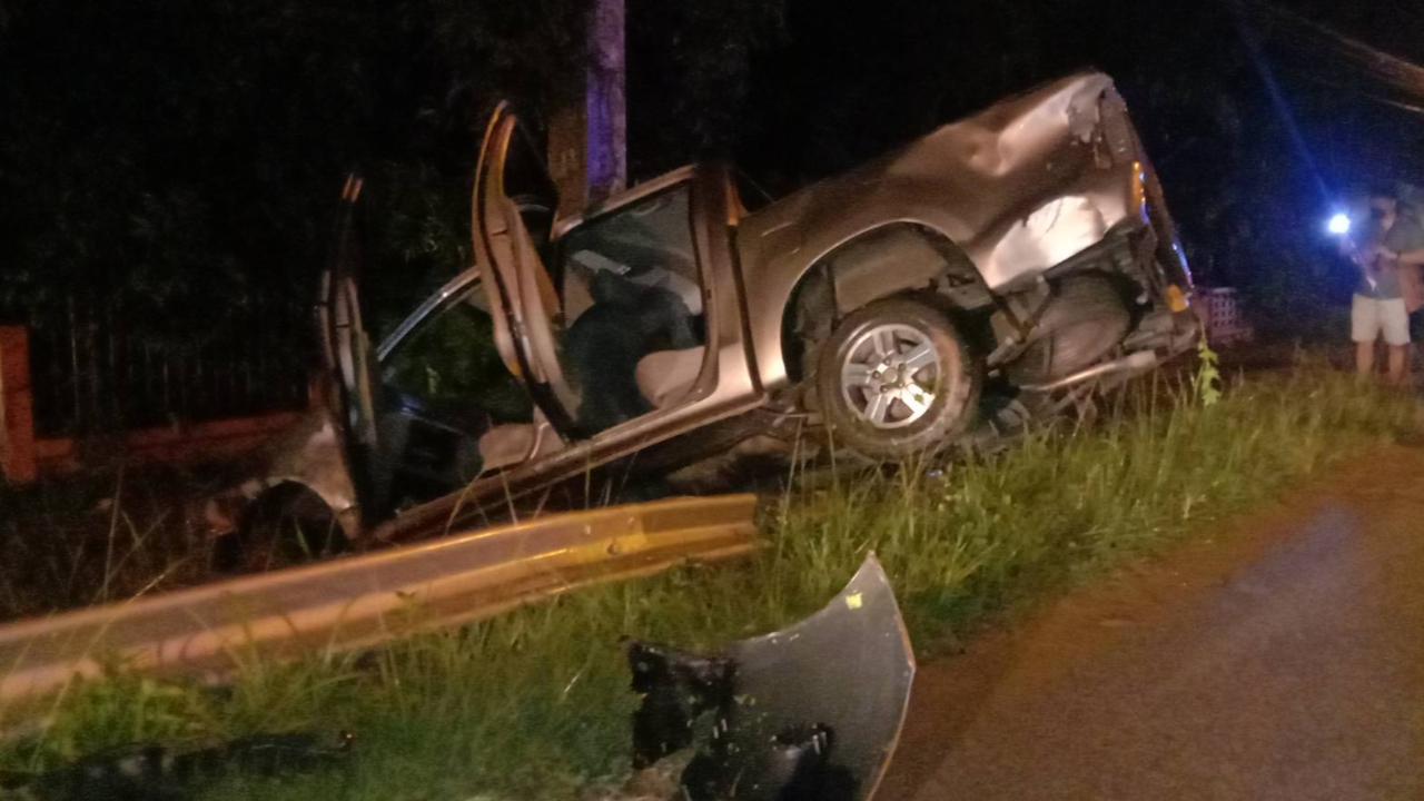 กระบะซิ่งกลับบ้านเจอฝนตกถนนลื่น แหกโค้งตกข้างทางดับ 1 เจ็บ 1