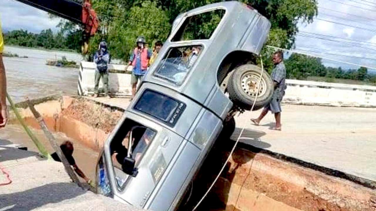 น้ำป่าซัดคอสะพานหน้า กฟภ.แม่วงก์ขาด กระบะไม่เห็นพุ่งลงไปตาย 2 รอด 1 