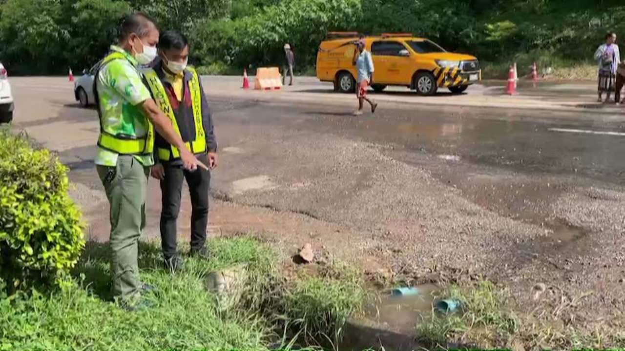 เฉลยที่มาน้ำผุด กลางถนนที่ อ.บึงสามพัน เป็นตาน้ำเก่าที่มีก่อนสร้างถนน