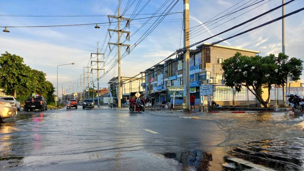 น้ำท่วมลพบุรี ตลาดลำนารายณ์ ชัยบาดาลเริ่มลด แต่พื้นที่อื่นยังอ่วมอยู่