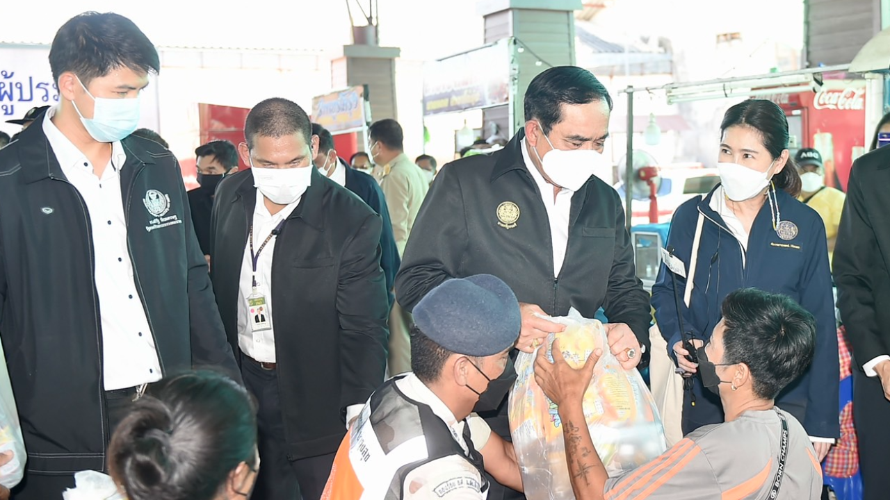 นายกฯ อ้อน "ผมก็คนอีสาน รักใครรักจริง" น้ำจะเหมือนปี 54 หรือไม่ บอก ถามฟ้าไม่ได้