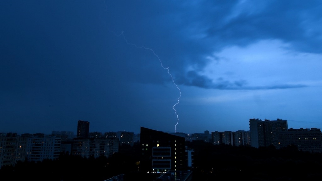 นาทีสุดช็อก บินโดยสารรัสเซียฝ่าพายุ เจอฟ้าผ่า หล่นวูบหลายร้อยฟุต (คลิป)