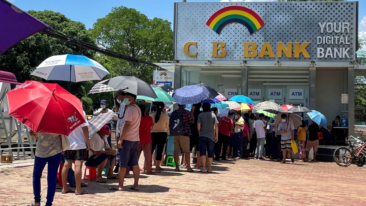 พม่าอ่วม ค่าเงินจ๊าดร่วงหนัก เดือนเดียวกว่า 60% ราคาอาหาร น้ำมันพุ่ง