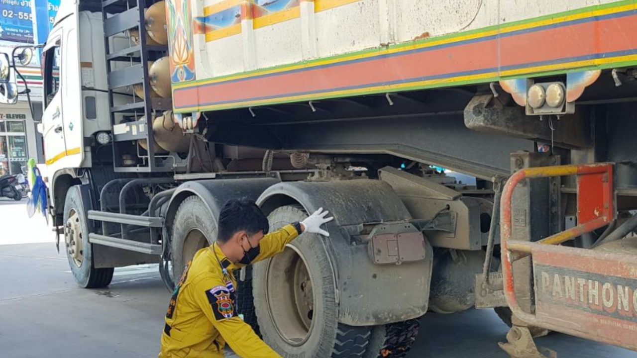 ผัวขับรถพ่วงเข้าปั๊ม เมียลงเดินเข้าร้านสะดวกซื้อ มองไม่เห็นทับดับคาล้อ