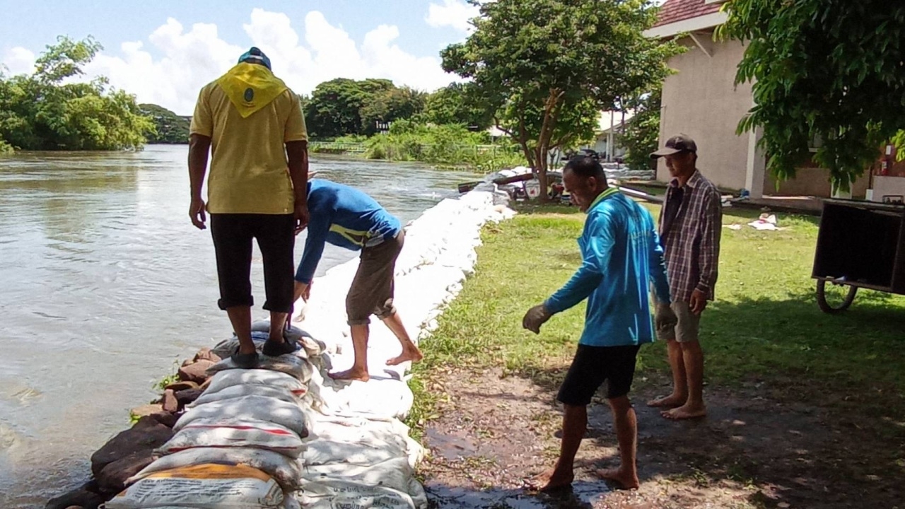 มวลน้ำก้อนใหญ่กำลังมา พิมาย แจ้งเตือนประชาชนขนของขึ้นที่สูงด่วนที่สุด