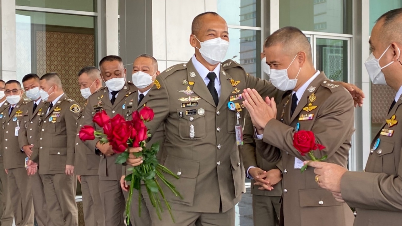 "บิ๊กต่อ" ส่งมอบหน้าที่ ผบช.ก.ให้ พล.ต.ต.จิรภพ ภูริเดช สัญญาจะสร้างผลงาน