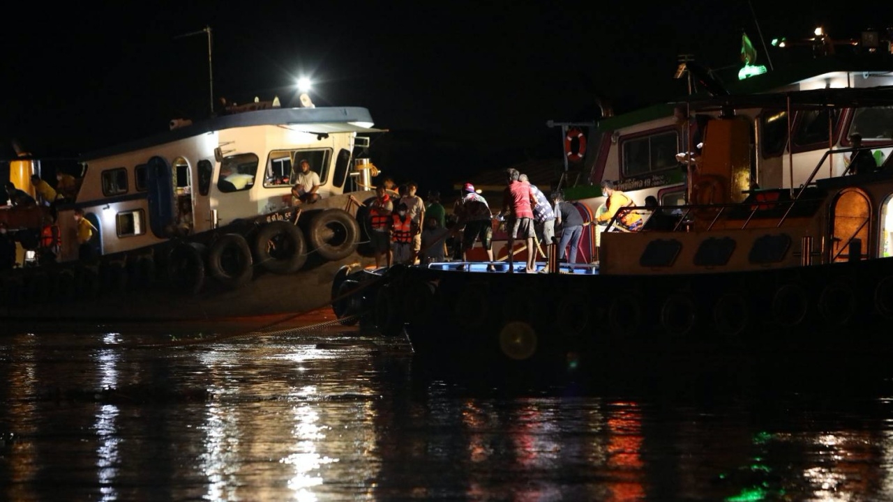 ปฏิบัติการกว่า 8 ชั่วโมง เริ่มลากเรือที่ล่ม ญาติลุ้นเจอศพ