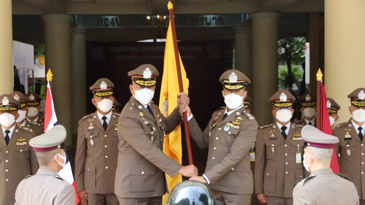 "ภัคพงศ์" ส่งมอบเก้าอี้ น.1 ให้ "สำราญ นวลมา" คุมนครบาล ดูแลทุกข์สุขประชาชน