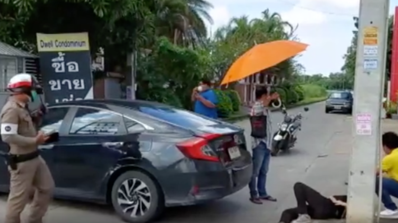 จนท.หญิงเข็นรถขวางทางออก ไหลลงเนินอัดร่างติดเสาไฟ สาหัส  