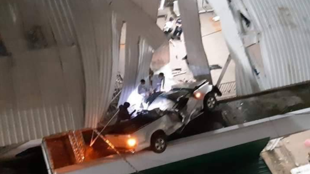 กระบะทะลุกำแพง ดิ่งชั้น 8 ลานจอดรถ รพ.ดังโคราช พังยับ-คนขับติดซากสาหัส