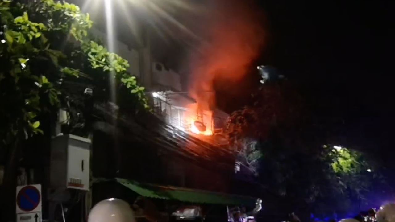 ไฟไหม้แฟลตดินแดง มวลชน กู้ภัย ดับเพลิง รุมช่วยกันจนเหตุการณ์สงบ