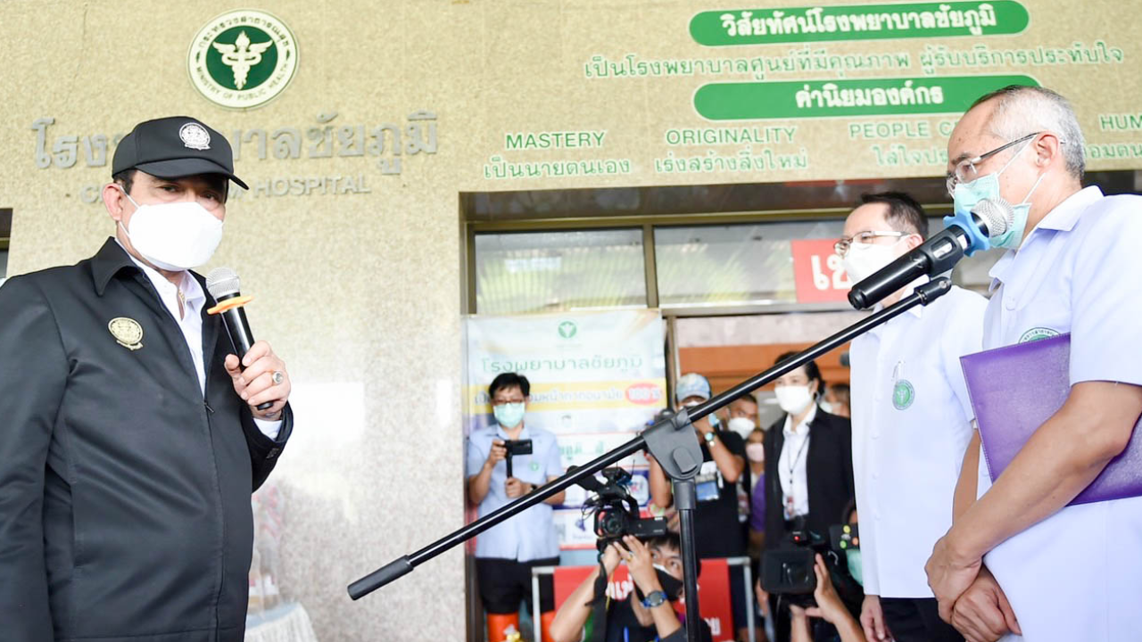 หมอที่ "ชัยภูมิ" ยัน ไม่ห้ามประชาชนข้ามถนน ก่อนขบวนรถนายกฯ เข้าพื้นที่ (คลิป)