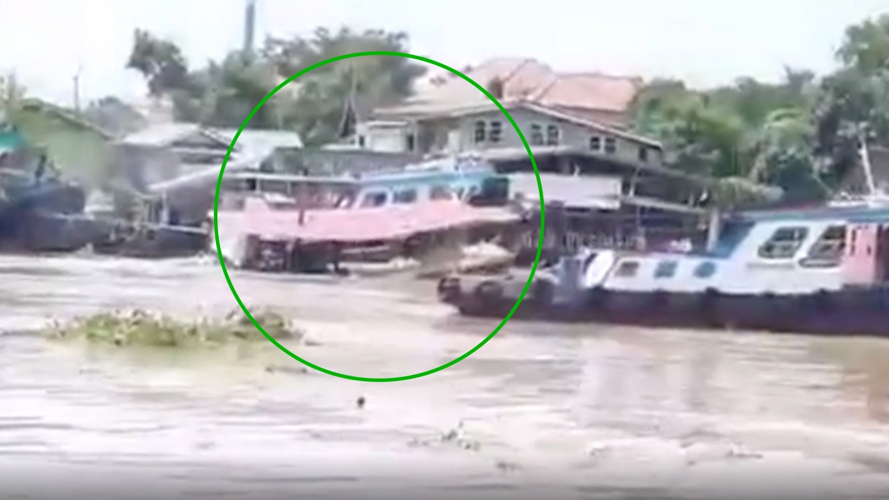 เรือล่มอีกลำ ใกล้จุดเดิม คนบนเรือว่ายน้ำหนีตาย (คลิป)