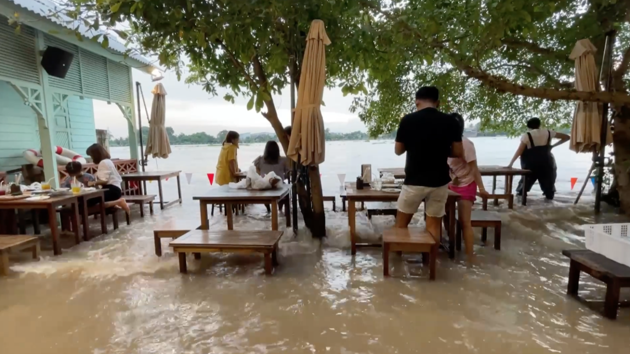 ร้านอาหารริมเจ้าพระยา เผยคลิปลูกค้าสู้ไม่ถอย นั่งกินอาหารโต้คลื่น