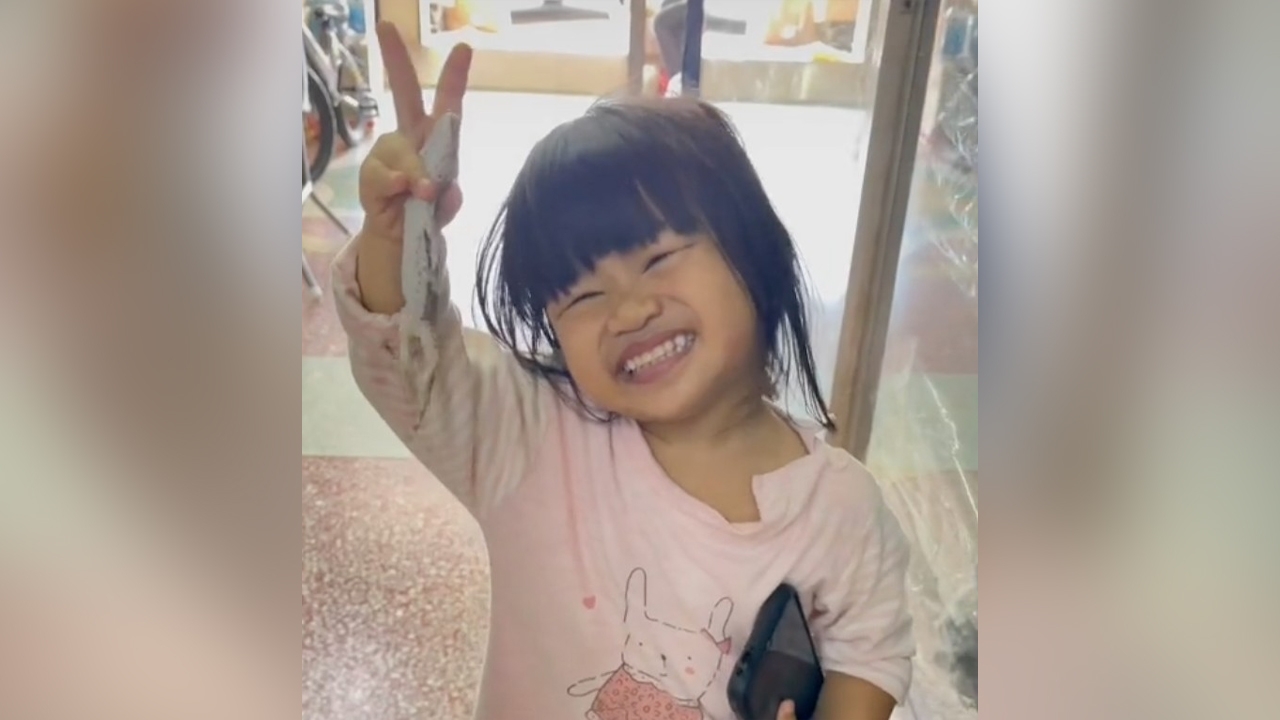 หัวใจจะวายแทน หนูน้อยใจกล้า มือเปล่าจับตุ๊กแก (คลิป)