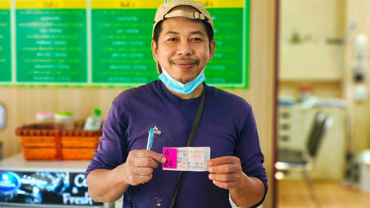 หนุ่มโรงแป้งสุดเฮง กดเงินหน้าธนาคาร ซื้อ 4 ใบถูกที่ 1 รับ 24 ล้าน
