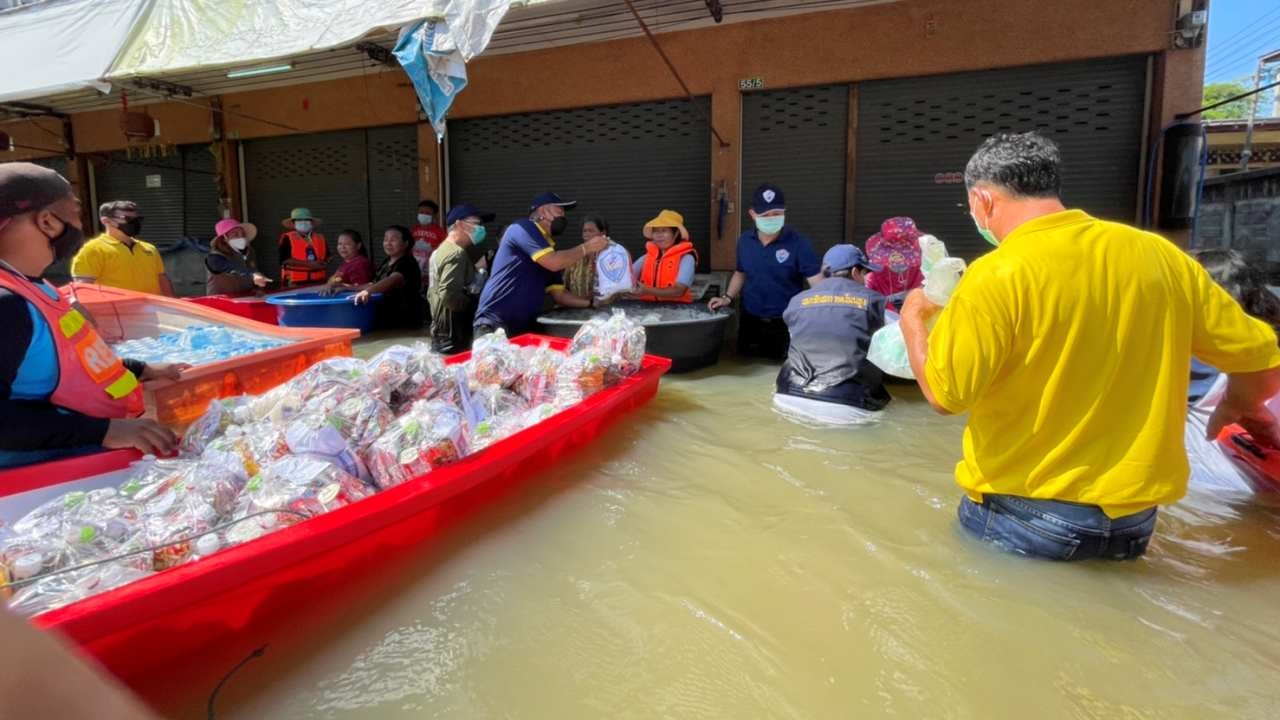 หลายภาคส่วนลงซับน้ำตา แจกถุงธารน้ำใจ ช่วยน้ำท่วมโคราช ที่ อ.โนนสูง