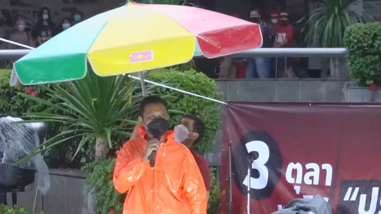 ทยอยปราศรัยที่อนุสรณ์สถาน 14 ตุลา ด้านแนวร่วมธรรมศาสตร์ฯ ยันจัดงาน 6 ตุลา