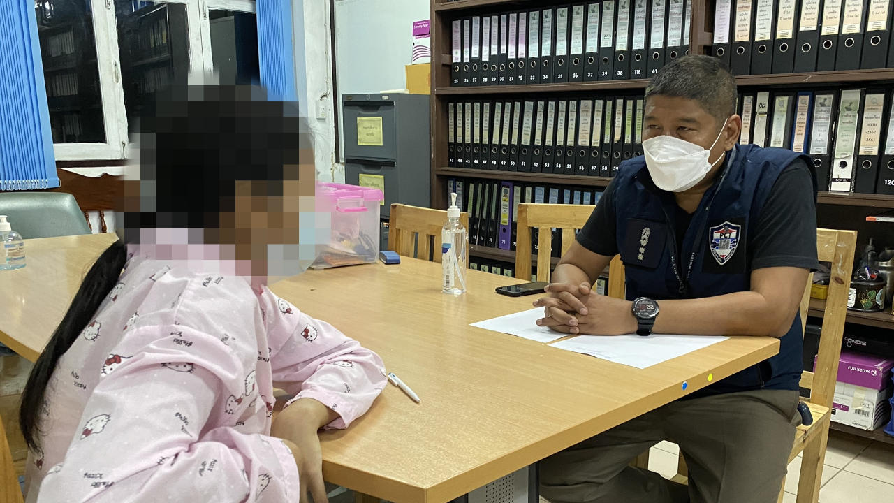 รวบแม่ใจยักษ์ จับทารกยัดถุง ทิ้งข้างทาง-แต่รอด อ้างบ้านไม่รู้ตั้งท้อง