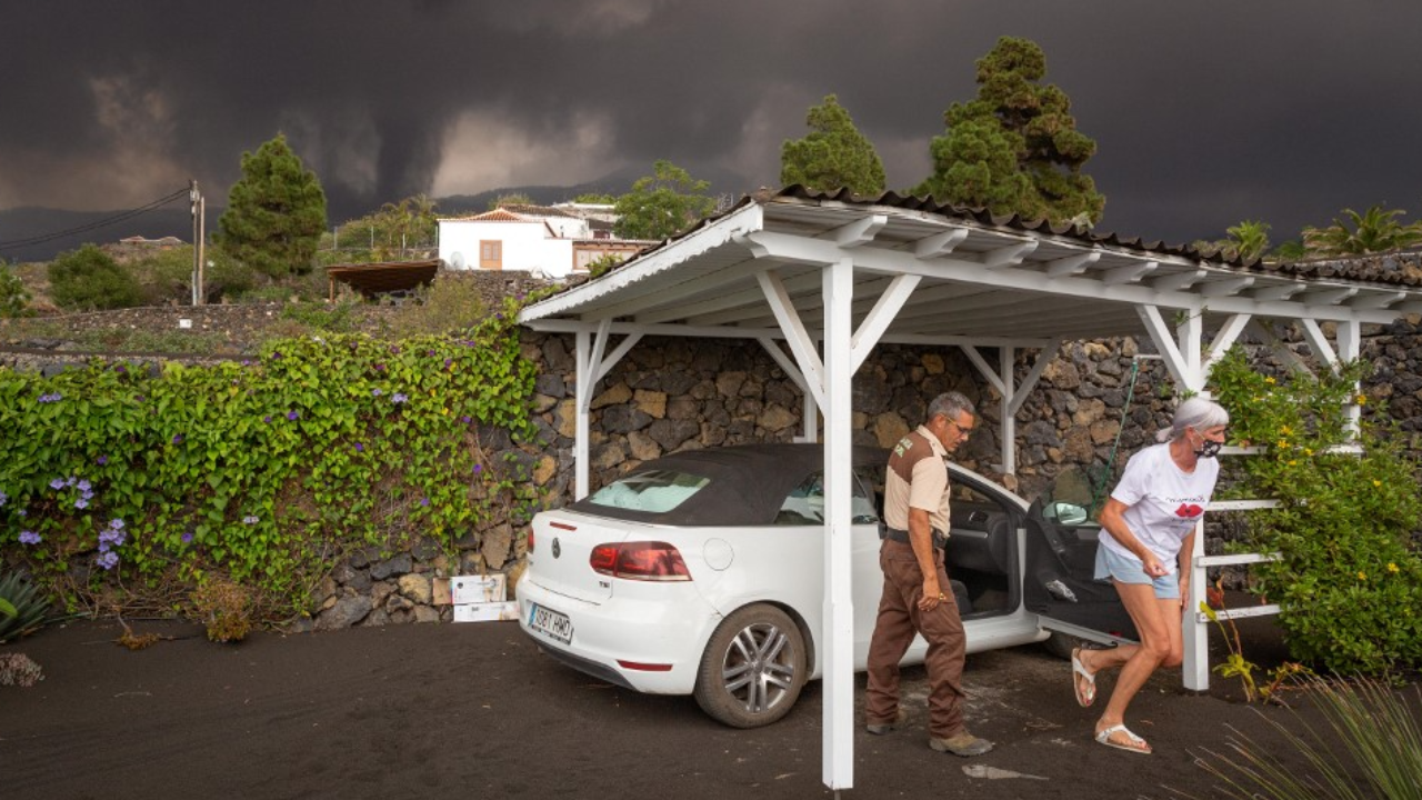 ผู้เชี่ยวชาญลงพื้นที่ตรวจสอบระดับก๊าซพิษภูเขาไฟสเปน คาดปะทุต่อเนื่อง 2 เดือน