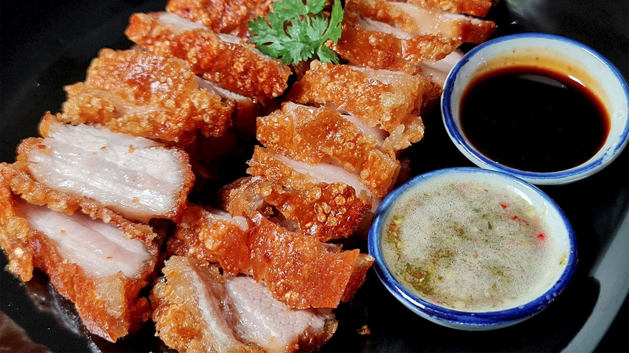 หมูกรอบ เจ๊โอว by เฮียเก๊า จูเนียร์