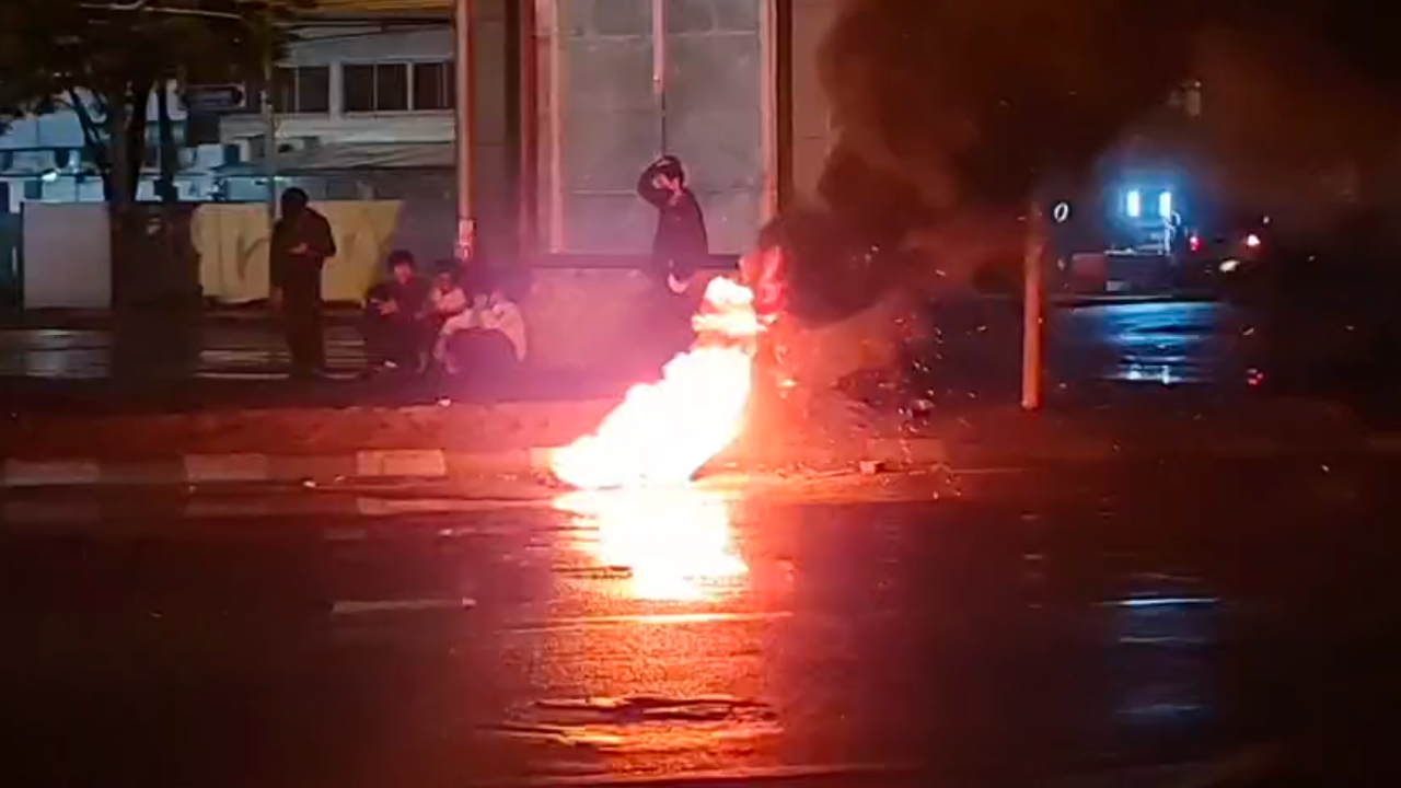 ล่วงเข้าเคอร์ฟิว ม็อบ จุดกองไฟใต้ด่วนดินแดง แต่ยังสงบ ฝนตกต่อเนื่อง