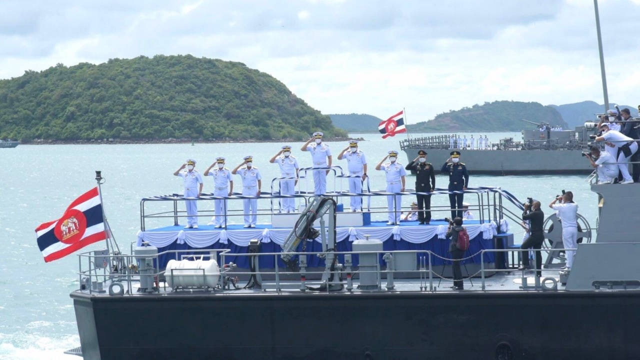 ผบ.ทร. จัดใหญ่อำลา ปลัดฯกห. ยิงสลุต 19 นัด ตรวจพลสวนสนามทางเรือ