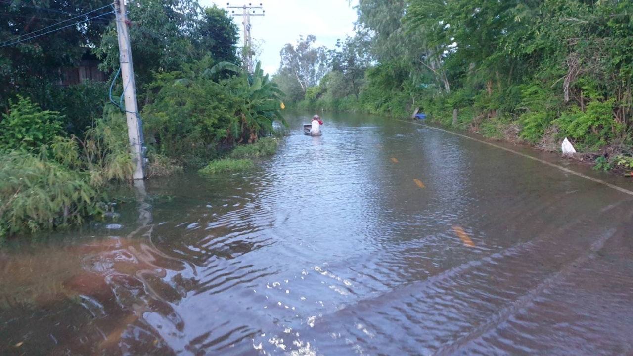 น้ำท่วมโคราชขยายวงกว้าง ยังจมใน 5 อำเภอ ปภ.เตือนพื้นที่เสี่ยงระวังท่วม