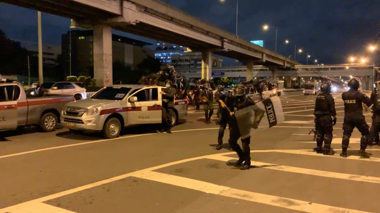 คฝ. เคลื่อนที่เร็วนำกำลังล้อมกรอบทุกทิศ ยิงกระสุนยาง มีมวลชนถูกจับแล้ว