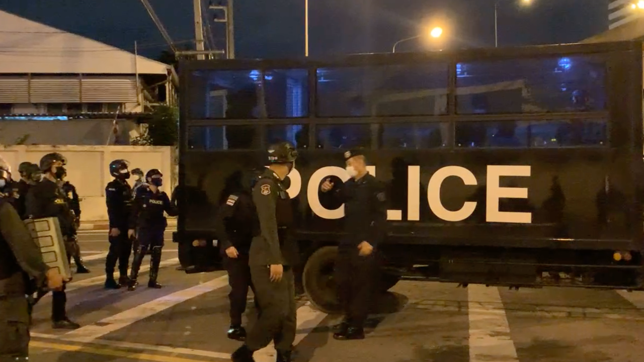 จับ 15 ราย มอเตอร์ไซค์ 10 คัน คฝ.กระชับพื้นที่ 2 ครั้ง เหลือมวลชนบางส่วน