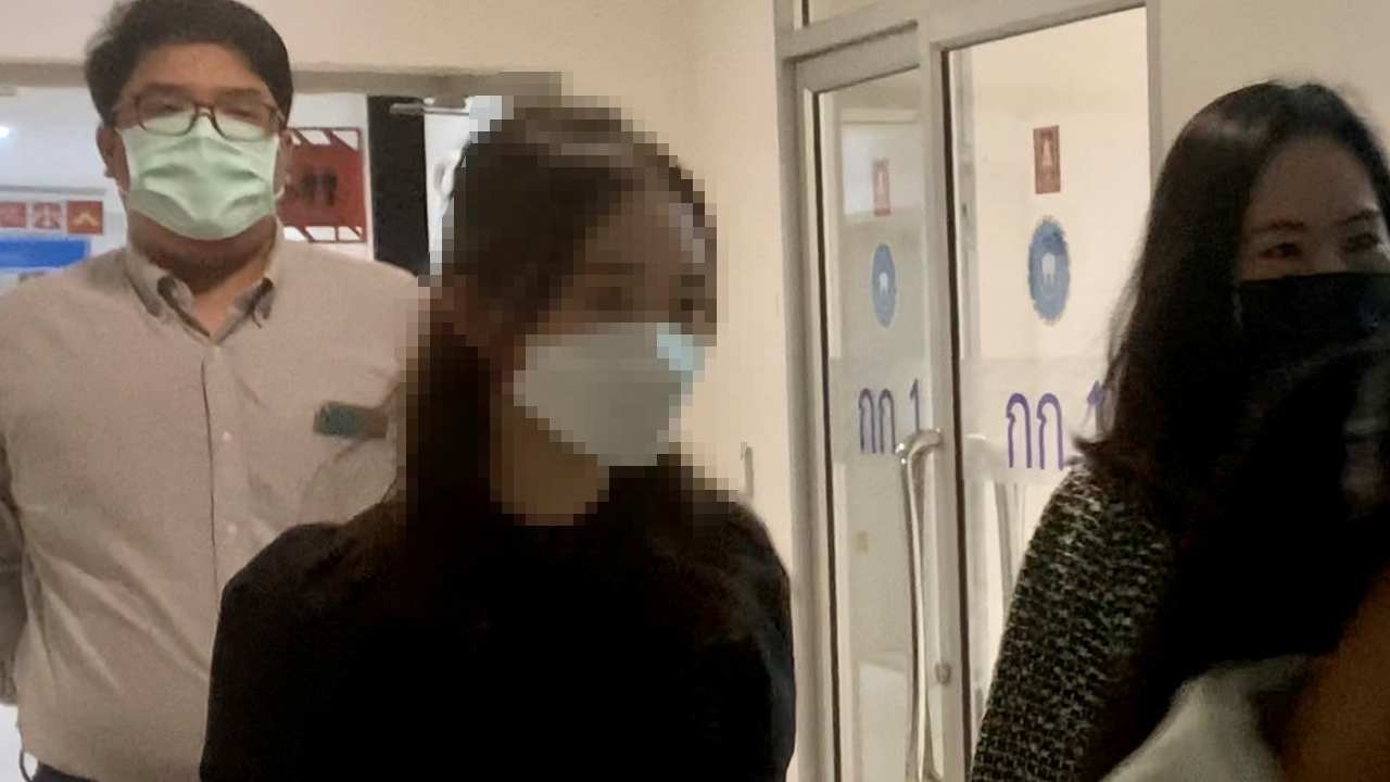 อั่งอั๊ง หลานธนาธร เข้ารับทราบข้อหาคดี 112 โพสต์ทวิตเตอร์หมิ่นสถาบันฯ