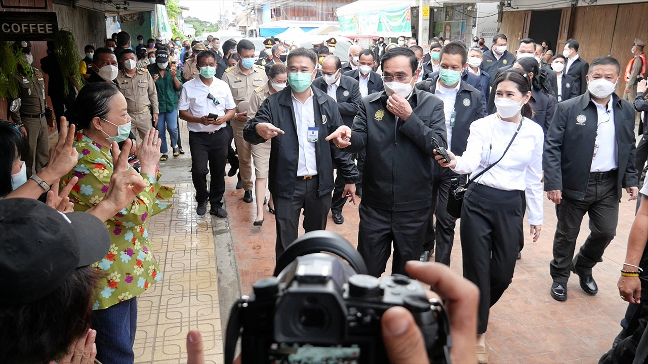 “ประยุทธ์” โดดหอคอยงาช้าง “แก้ลำ” ห่างเหินส.ส. : ลุยคลุกฝุ่น ตุนฐานการเมือง