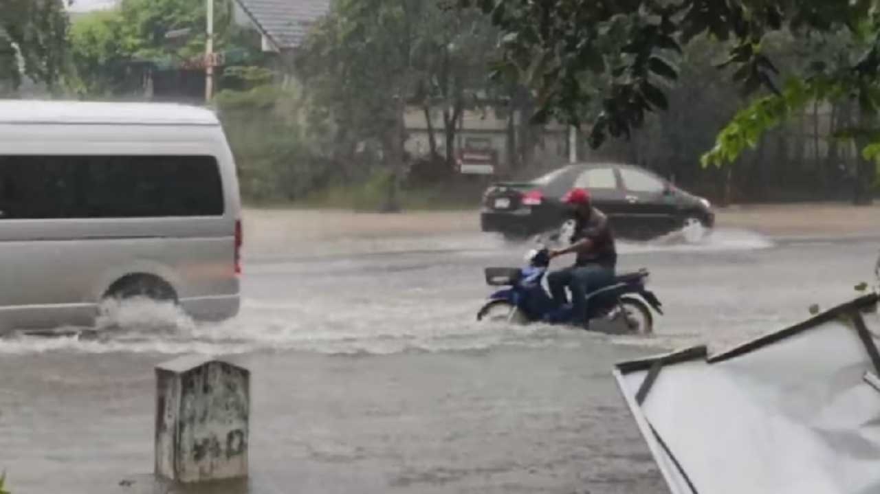 ฝนตก 10 ชม.น้ำท่วมถนนหลายสายในเมืองอุบลฯ แล้ว รถเล็กผ่านลำบากควรเลี่ยง