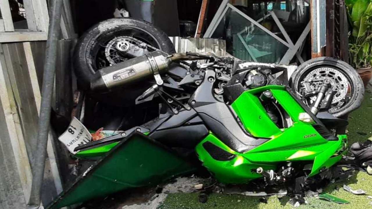 สปอร์ตไรเดอร์เบี่ยงซ้ายชนบิ๊กไบค์กระเด็นดับหน้าร้านหูฉลามริมถนนราชพฤกษ์